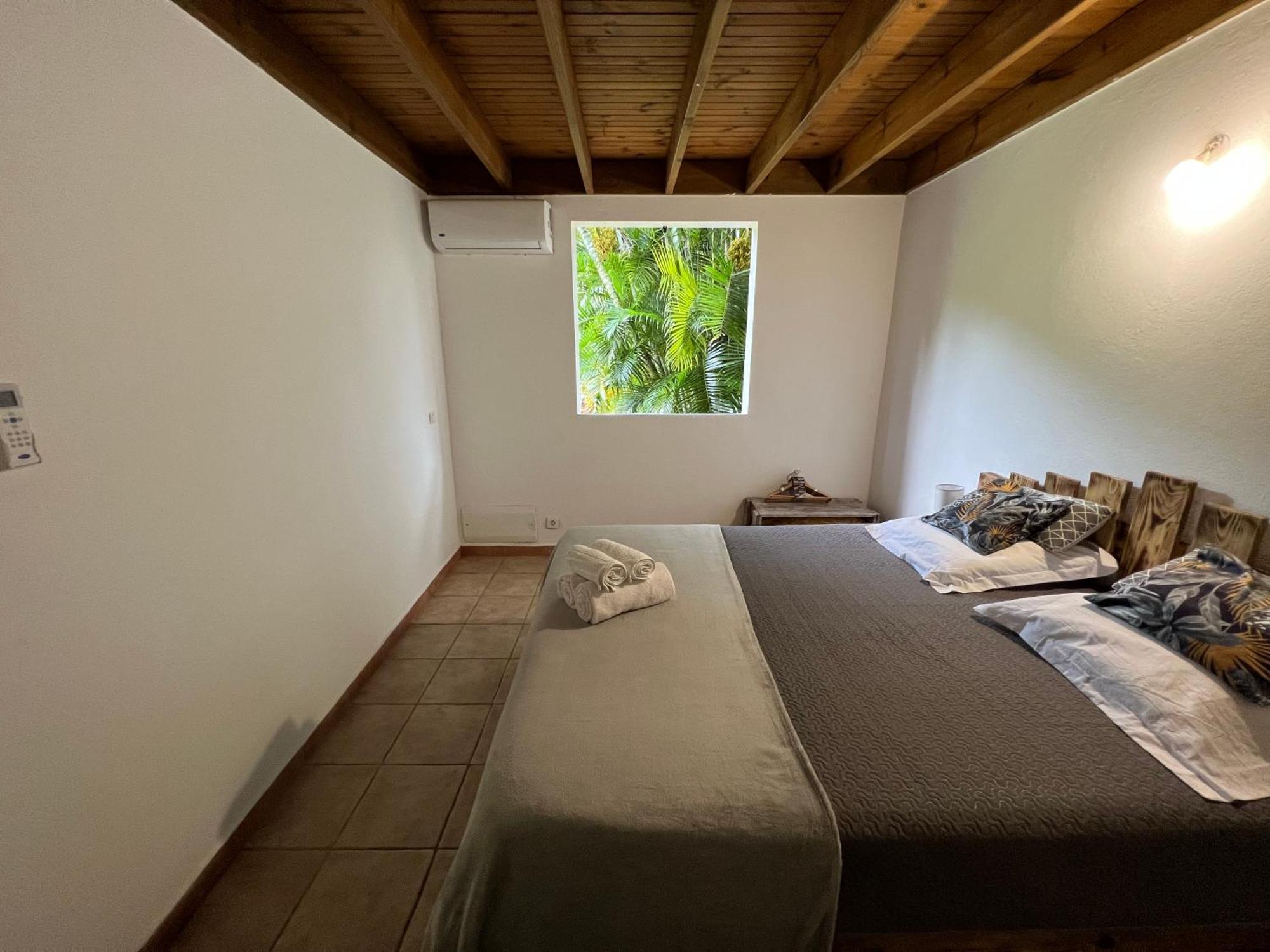Villa Au Calme Avec Jacuzzi, Villa Le Boursoie Les Abymes Bagian luar foto