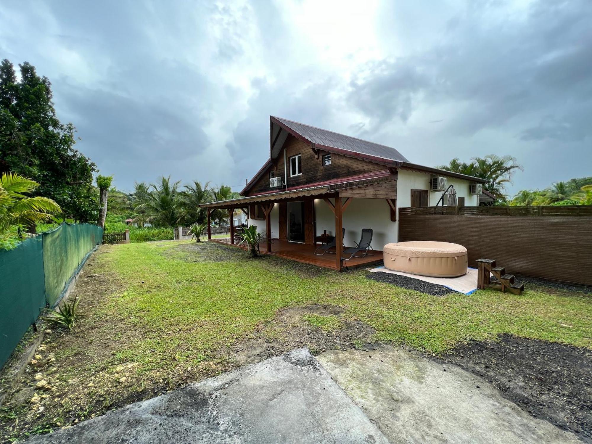 Villa Au Calme Avec Jacuzzi, Villa Le Boursoie Les Abymes Bagian luar foto