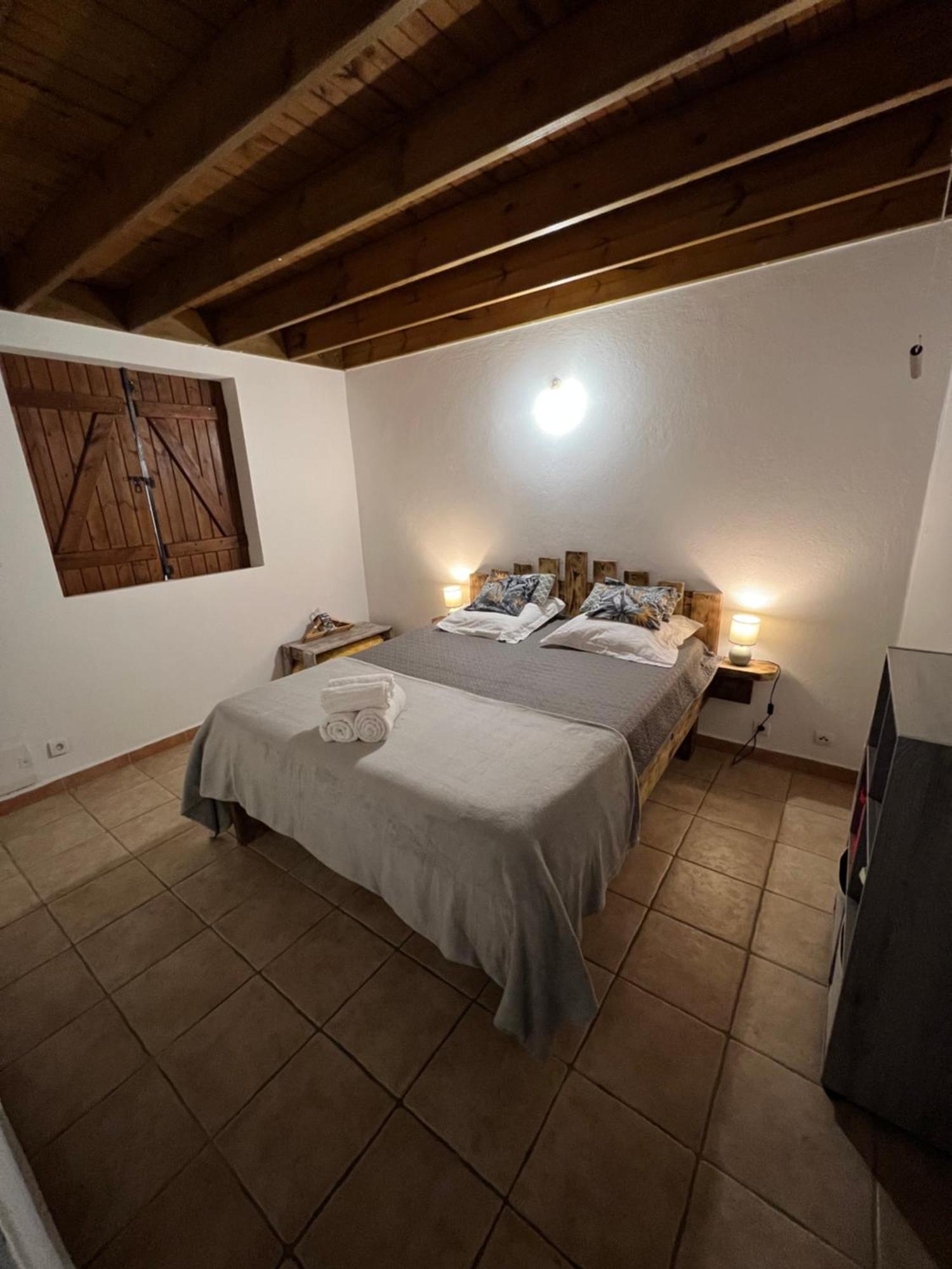 Villa Au Calme Avec Jacuzzi, Villa Le Boursoie Les Abymes Bagian luar foto