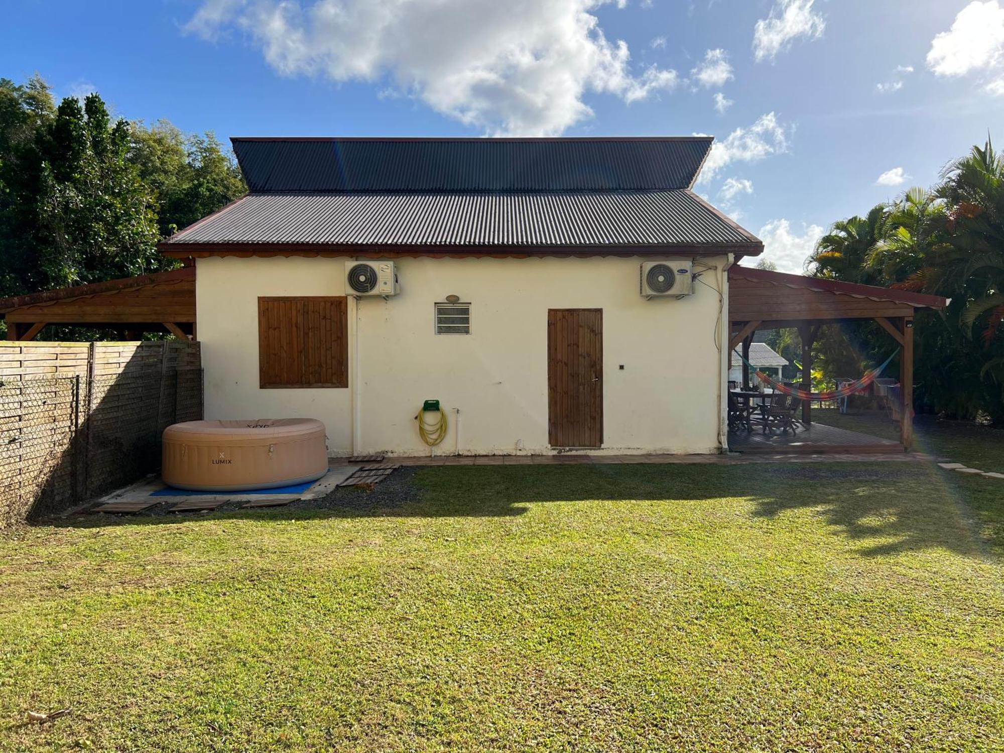 Villa Au Calme Avec Jacuzzi, Villa Le Boursoie Les Abymes Bagian luar foto