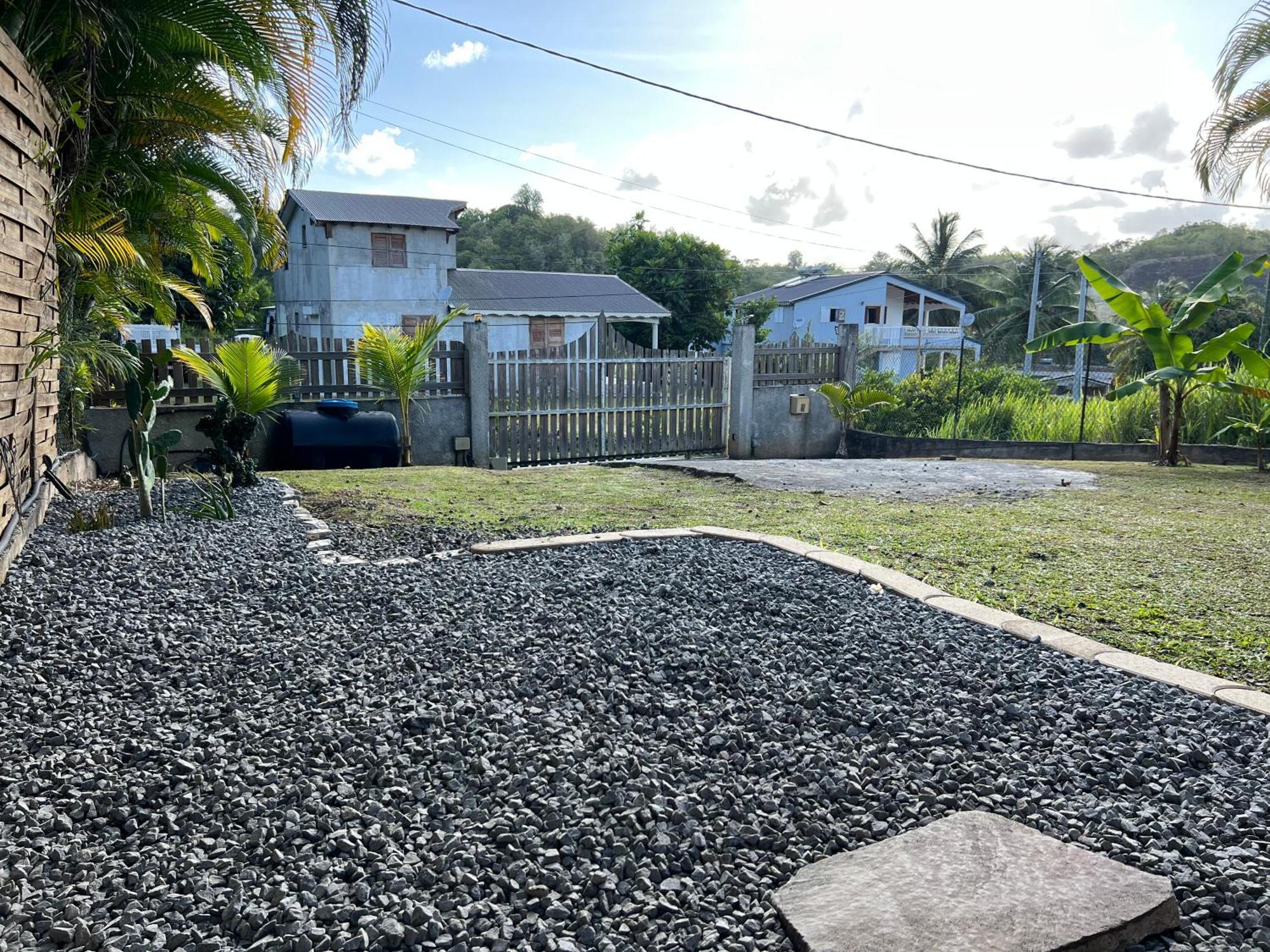 Villa Au Calme Avec Jacuzzi, Villa Le Boursoie Les Abymes Bagian luar foto