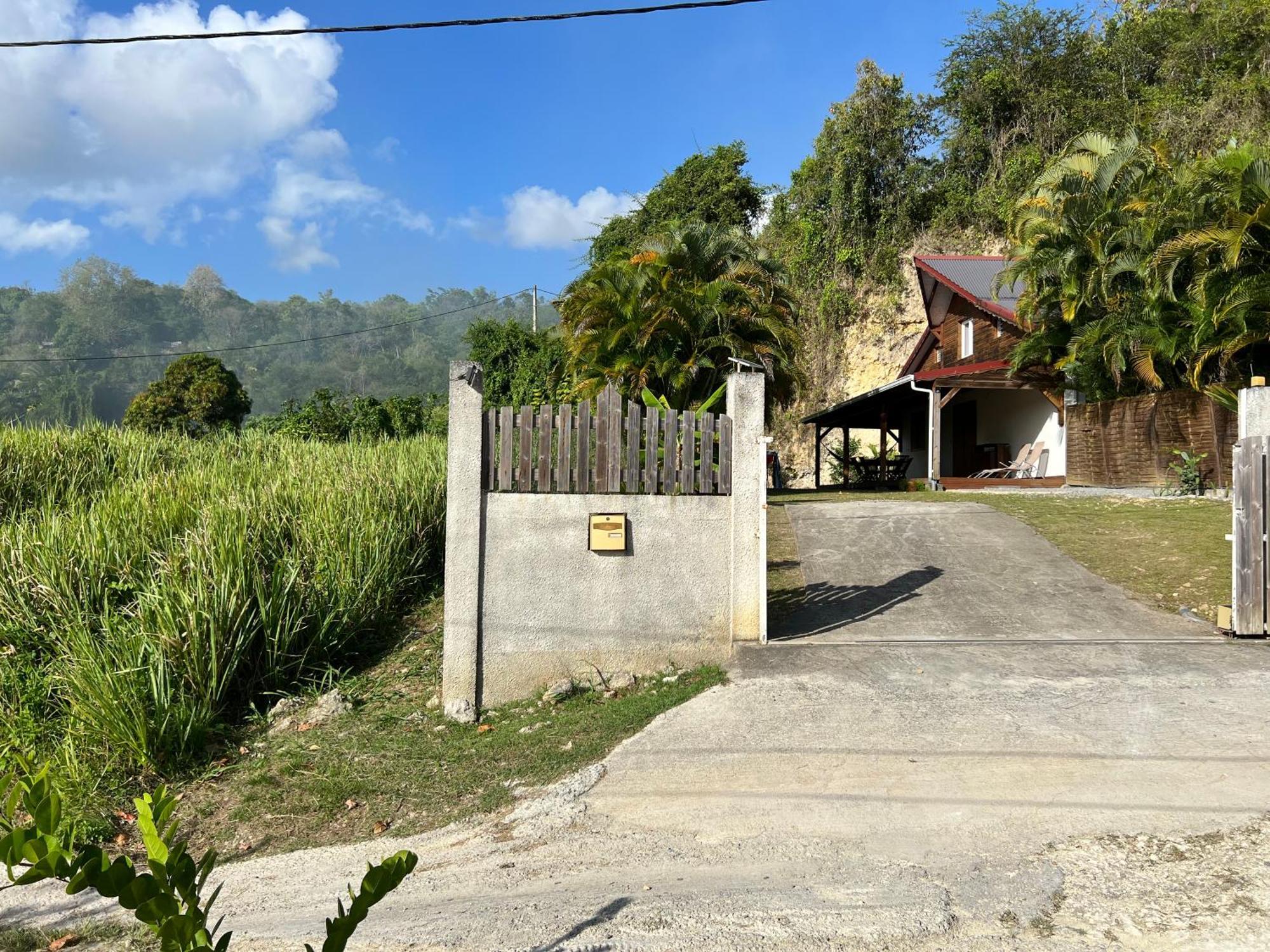 Villa Au Calme Avec Jacuzzi, Villa Le Boursoie Les Abymes Bagian luar foto