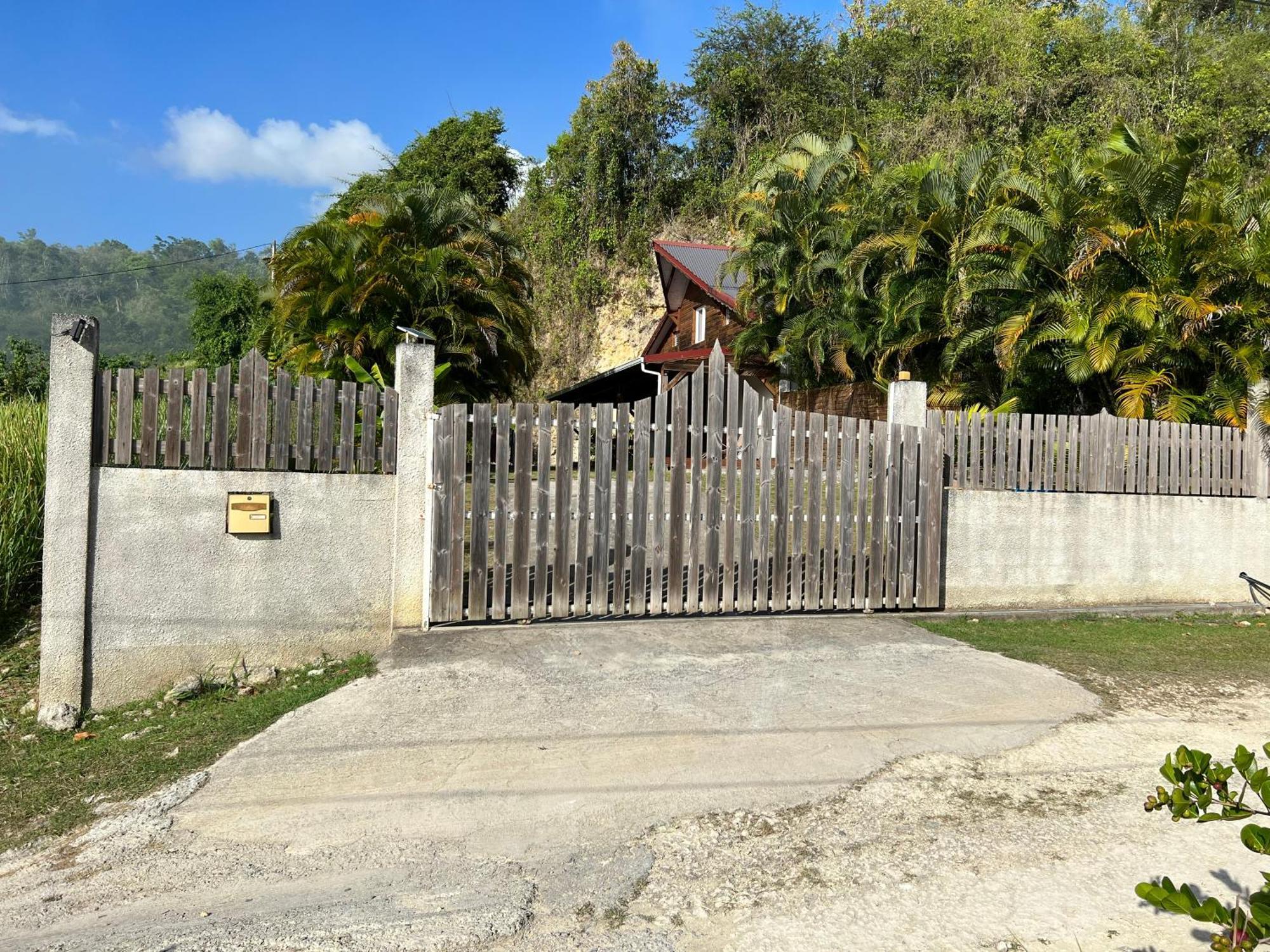 Villa Au Calme Avec Jacuzzi, Villa Le Boursoie Les Abymes Bagian luar foto