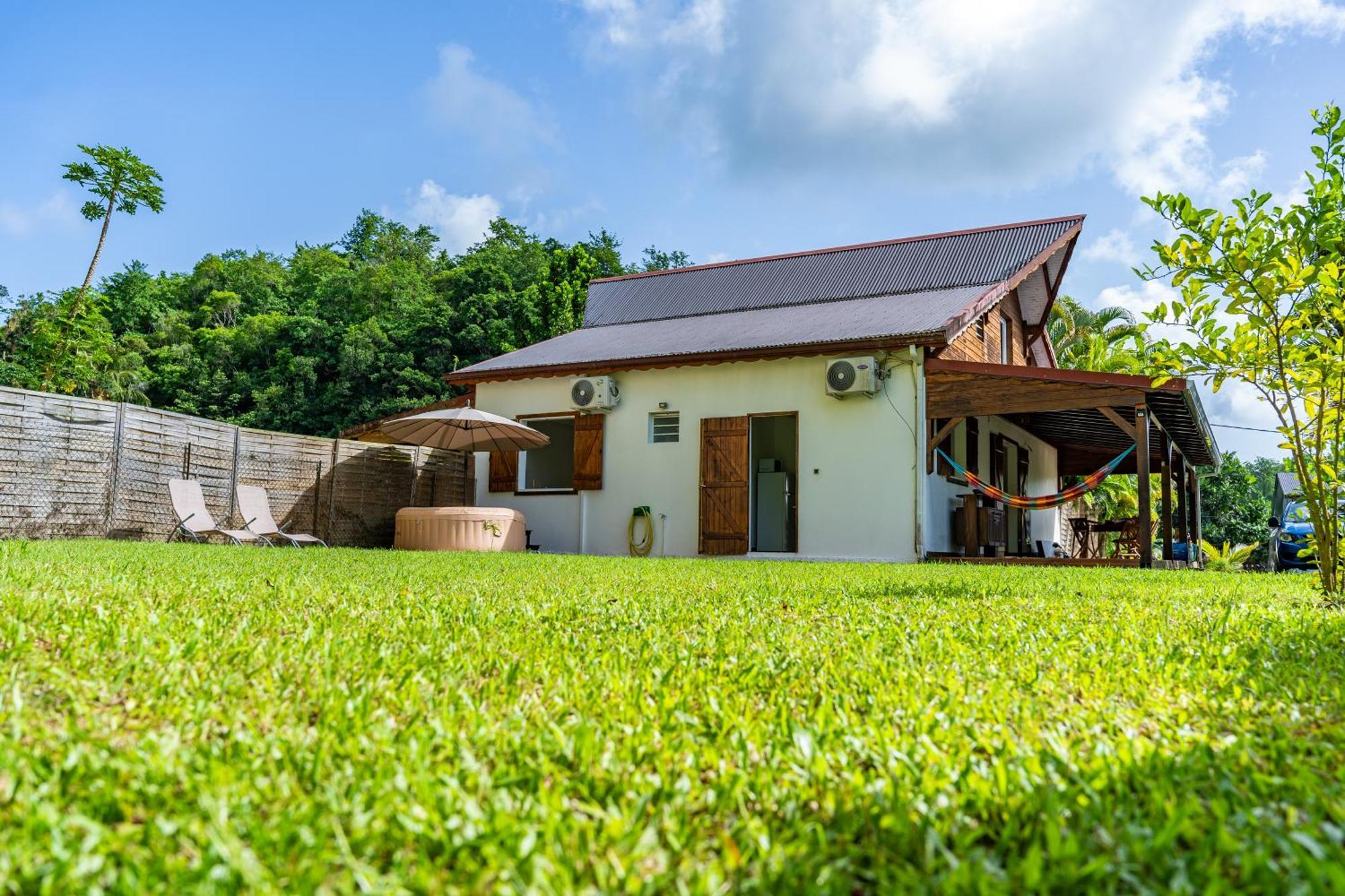 Villa Au Calme Avec Jacuzzi, Villa Le Boursoie Les Abymes Bagian luar foto