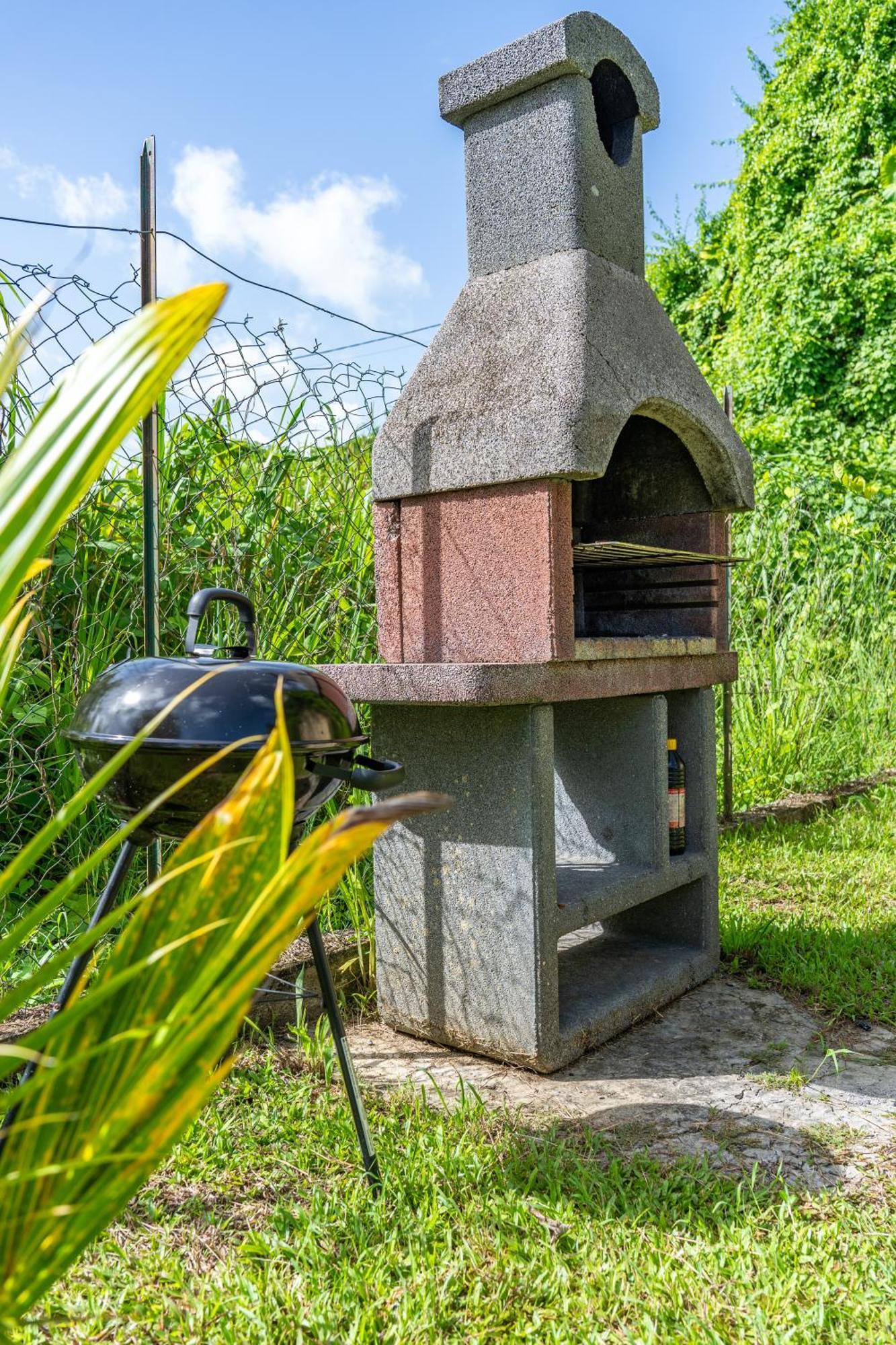 Villa Au Calme Avec Jacuzzi, Villa Le Boursoie Les Abymes Bagian luar foto