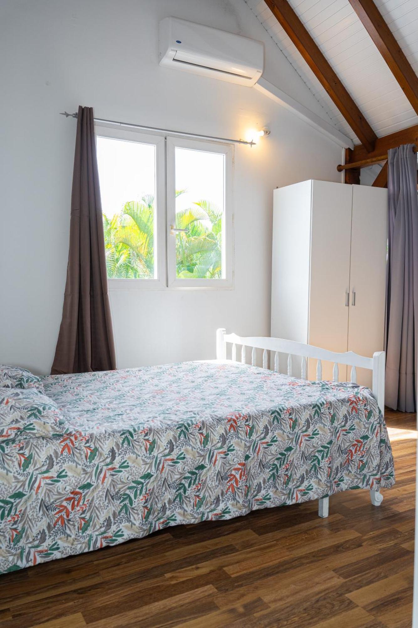 Villa Au Calme Avec Jacuzzi, Villa Le Boursoie Les Abymes Bagian luar foto