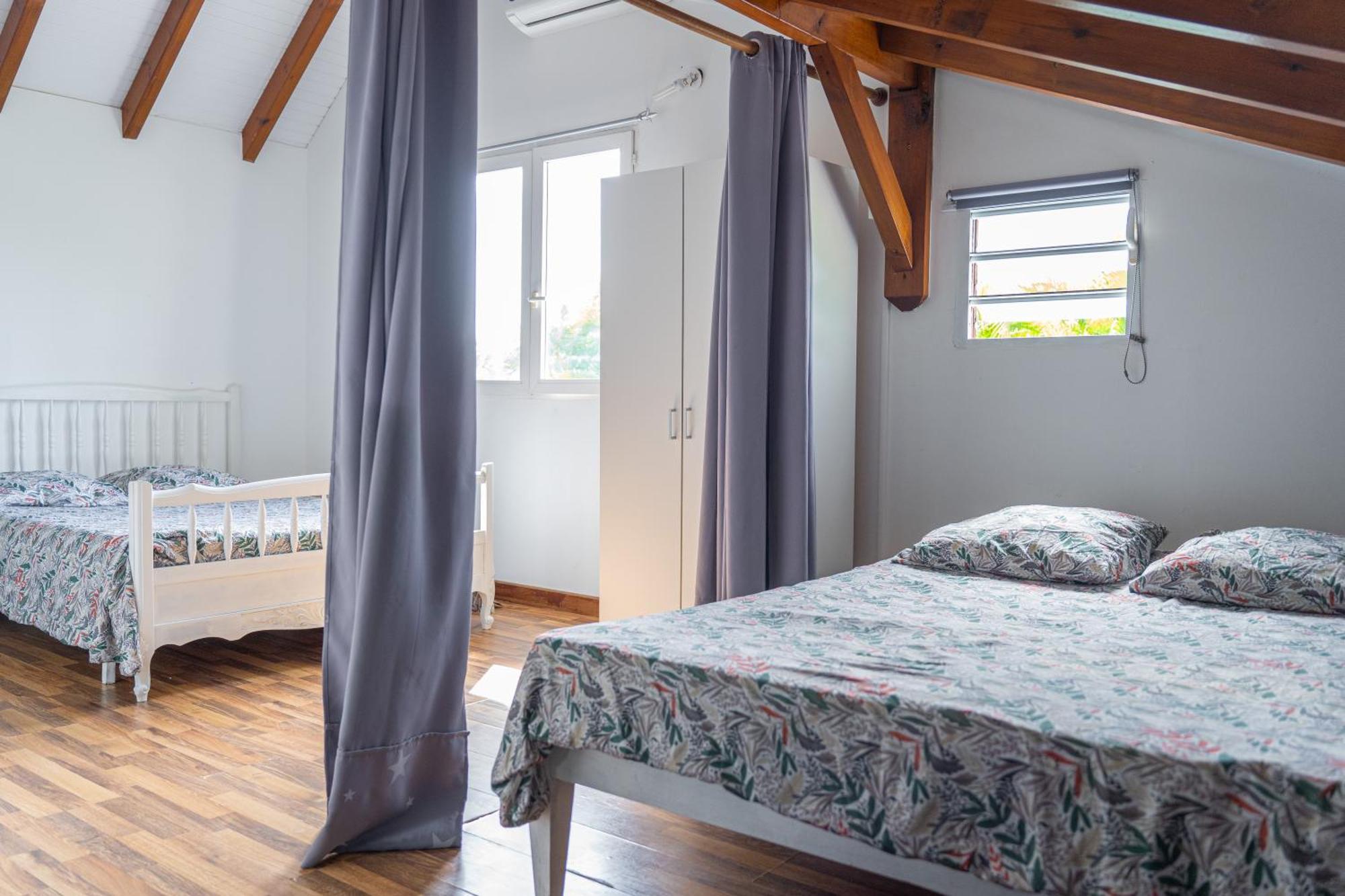Villa Au Calme Avec Jacuzzi, Villa Le Boursoie Les Abymes Bagian luar foto