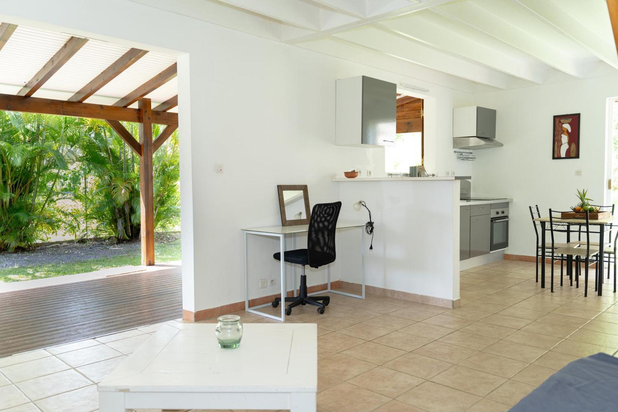 Villa Au Calme Avec Jacuzzi, Villa Le Boursoie Les Abymes Bagian luar foto