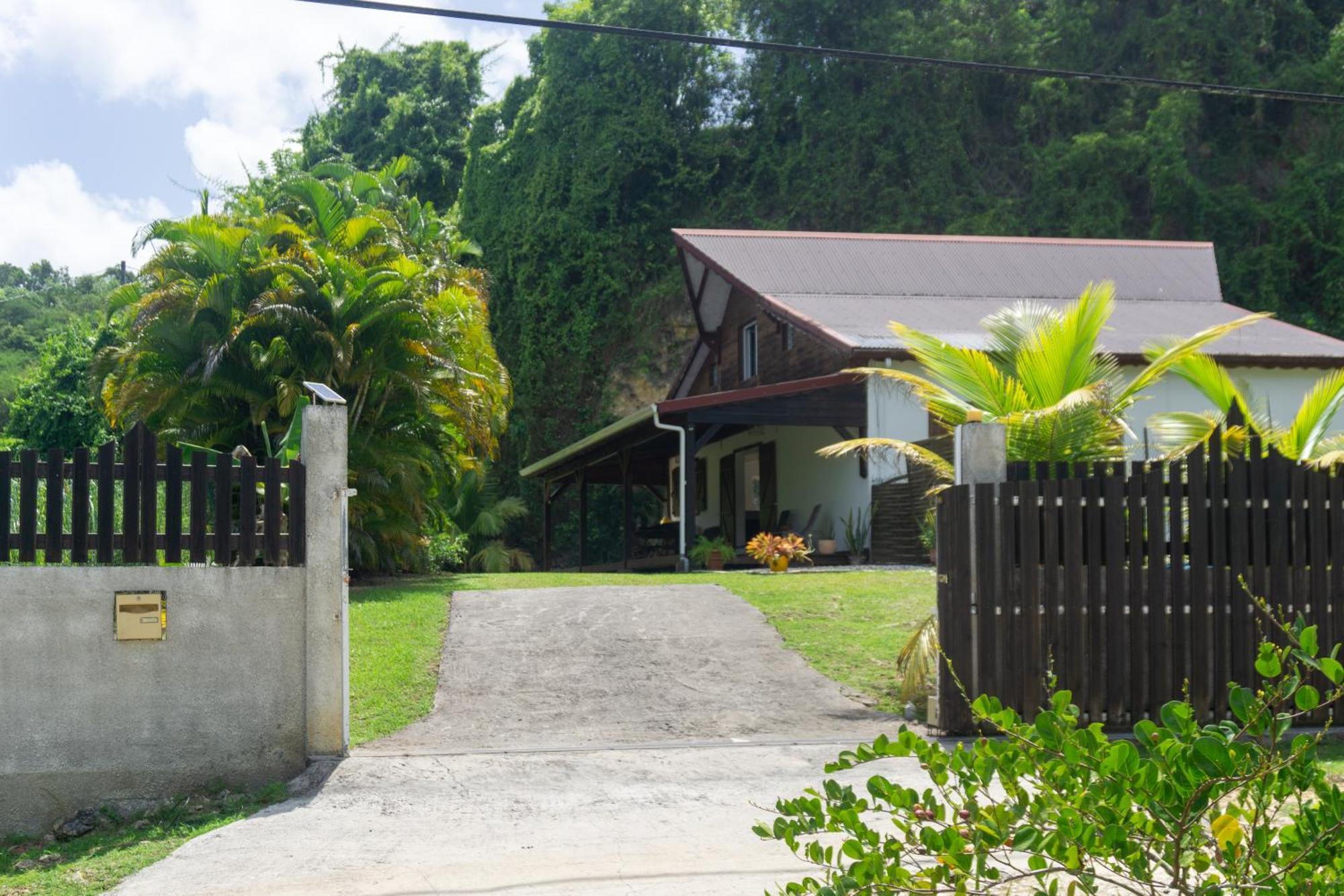 Villa Au Calme Avec Jacuzzi, Villa Le Boursoie Les Abymes Bagian luar foto