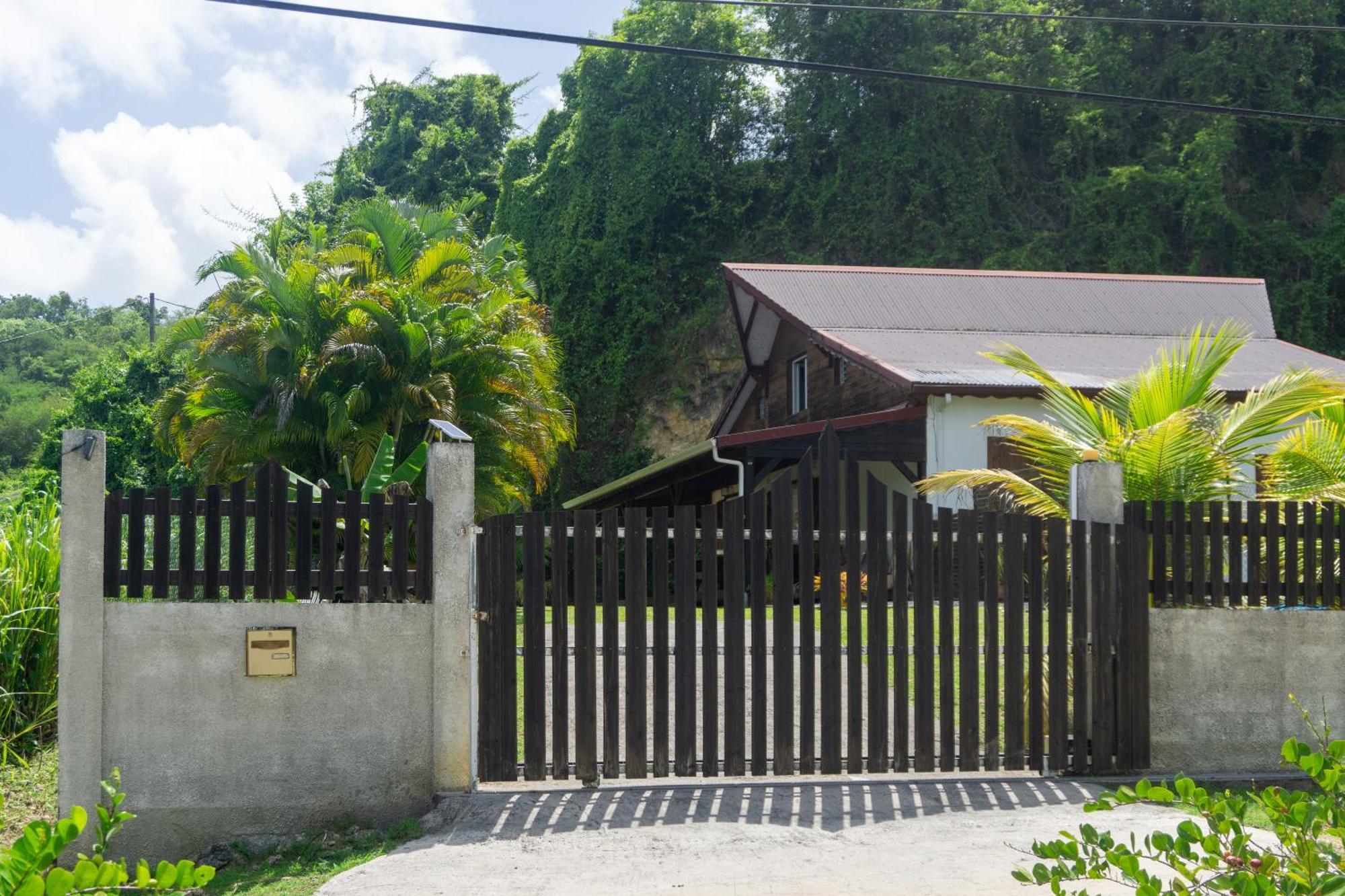 Villa Au Calme Avec Jacuzzi, Villa Le Boursoie Les Abymes Bagian luar foto