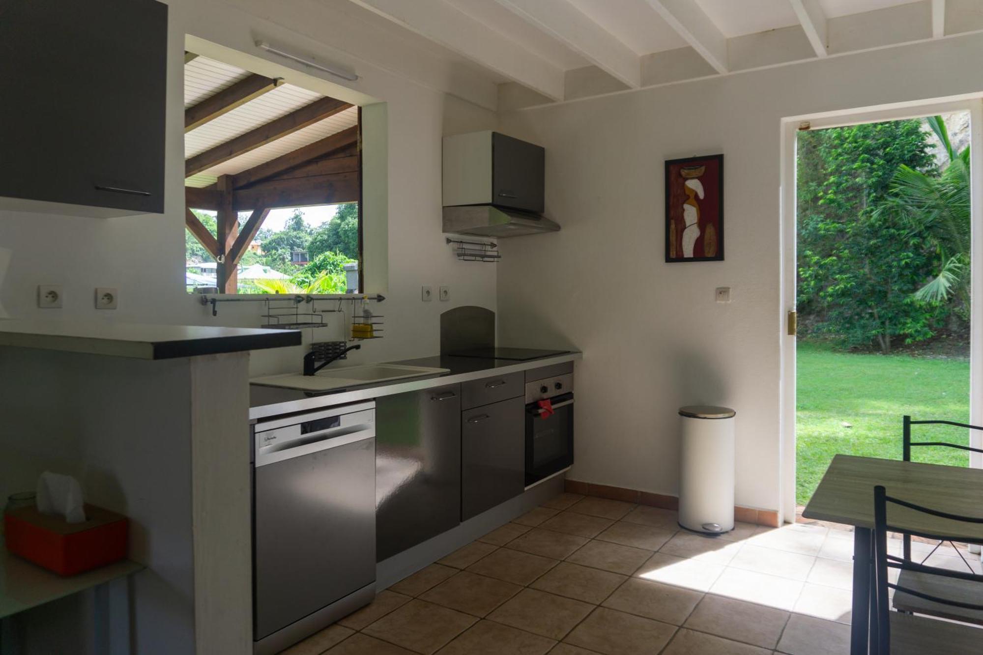 Villa Au Calme Avec Jacuzzi, Villa Le Boursoie Les Abymes Bagian luar foto