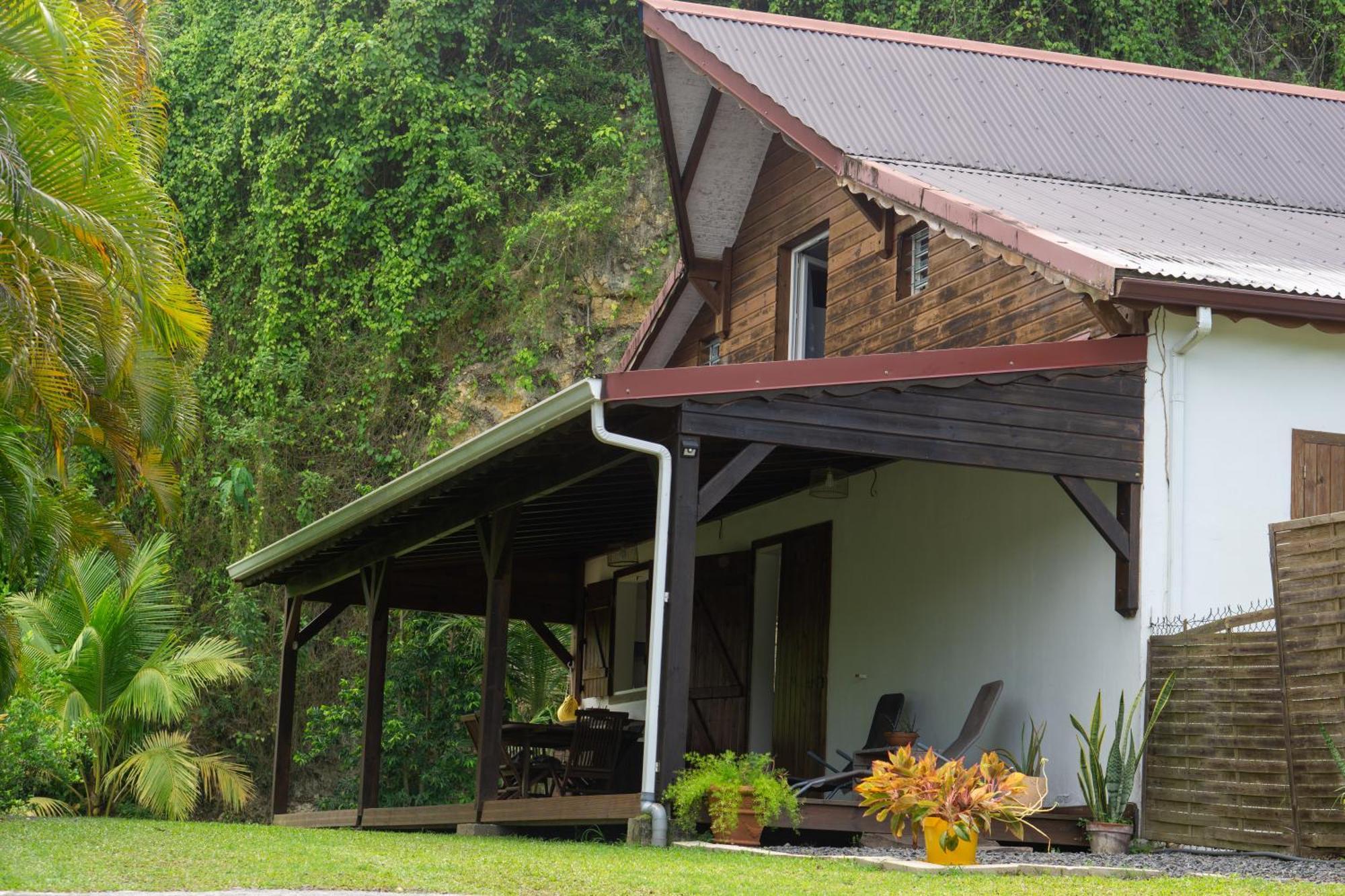 Villa Au Calme Avec Jacuzzi, Villa Le Boursoie Les Abymes Bagian luar foto