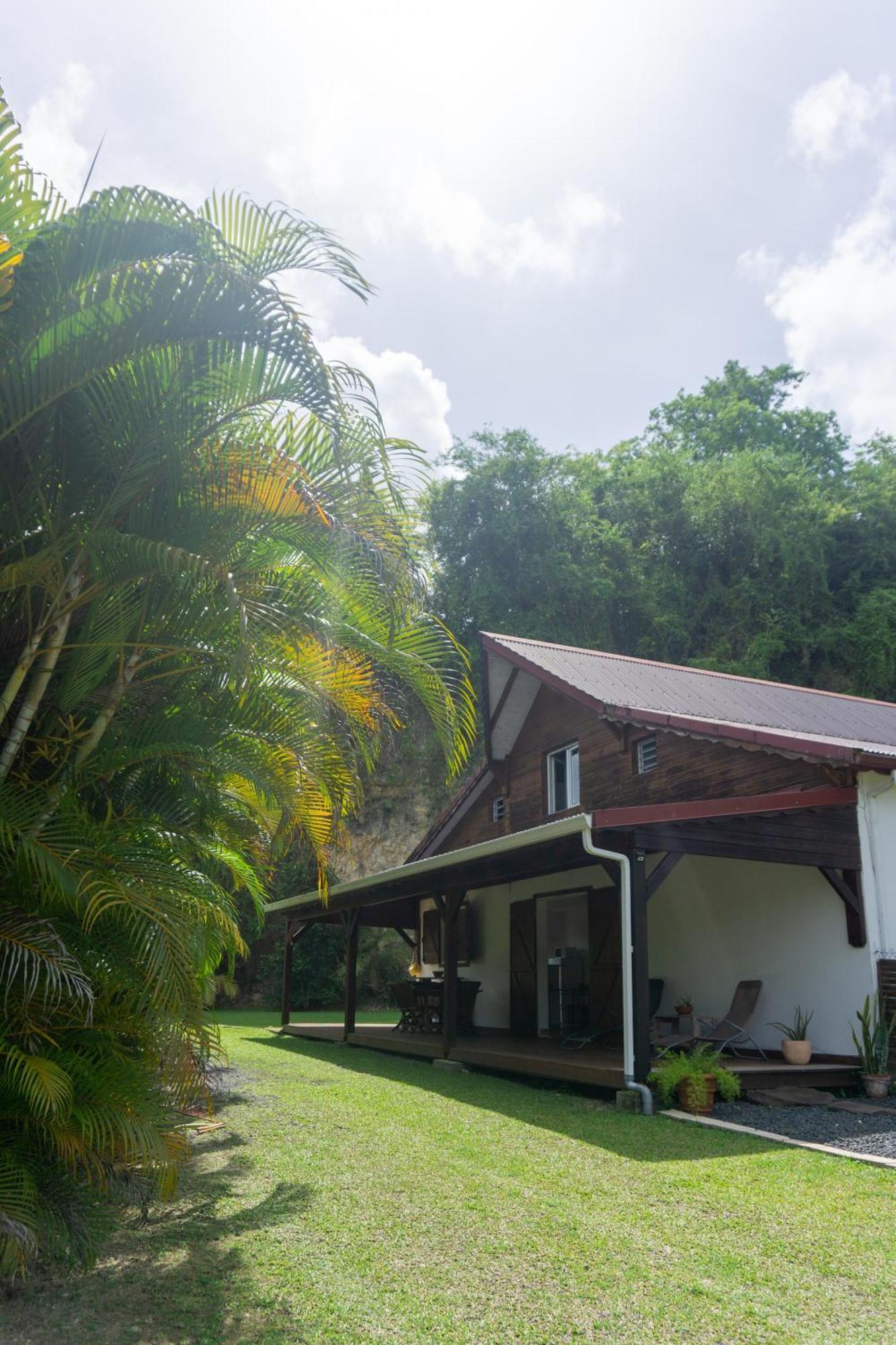 Villa Au Calme Avec Jacuzzi, Villa Le Boursoie Les Abymes Bagian luar foto