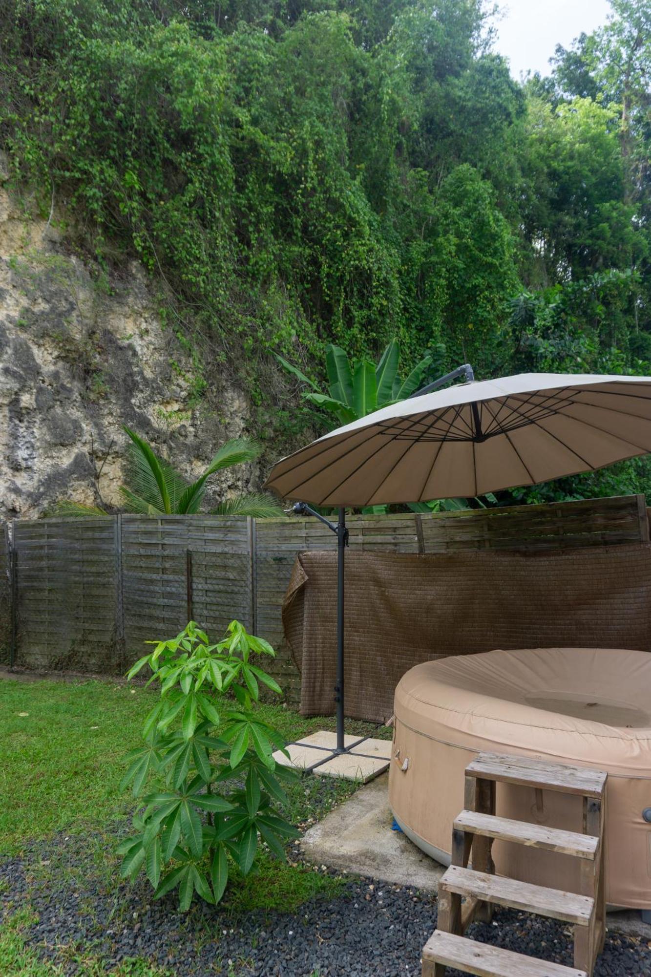 Villa Au Calme Avec Jacuzzi, Villa Le Boursoie Les Abymes Bagian luar foto
